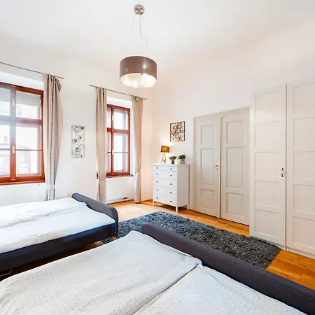 Huge 4 Charles Bridge Apartman Prága