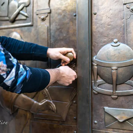 Huge 4 Charles Bridge Prága